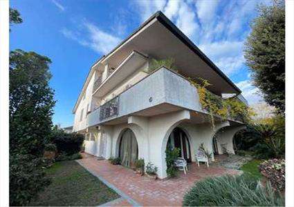 Foto Villa in Vendita, pi� di 6 Locali, 393 mq, San Miniato