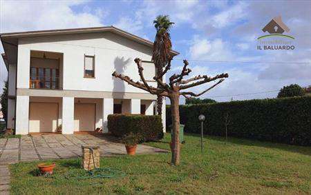 Foto Villa in Vendita, pi� di 6 Locali, 5 Camere, 380 mq (CAPANNORI G