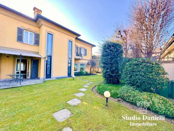 Foto Villa in Vendita a Carate Brianza Via Ada Negri