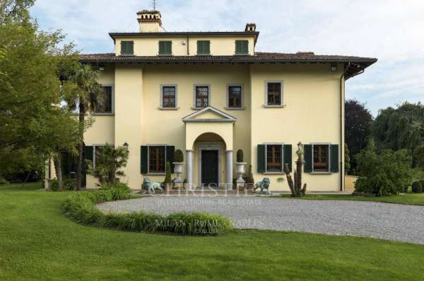 Foto Villa in vendita a Carugo