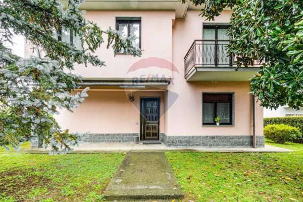 Foto Villa in vendita a Cassano Magnago