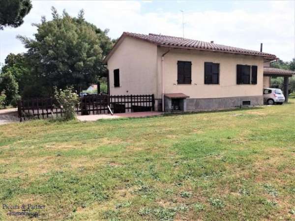 Foto Villa in vendita a Castiglione del Lago
