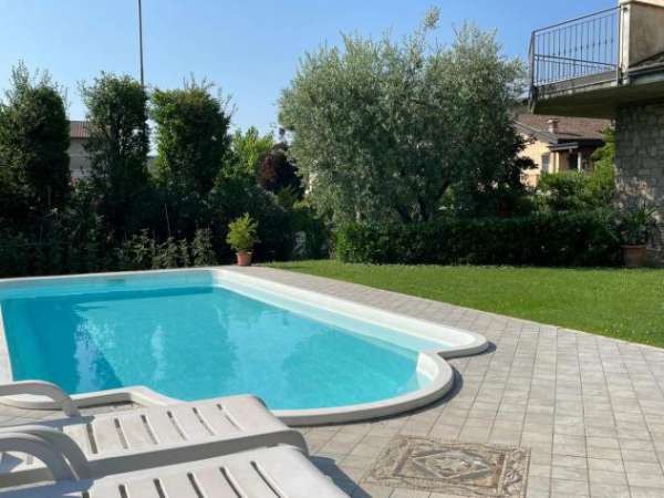 Foto Villa in vendita a Desenzano Del Garda - 6 locali 450mq