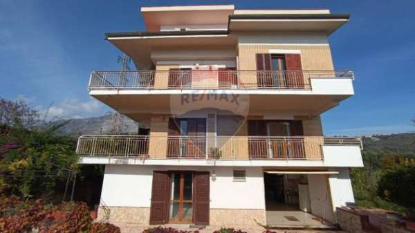 Foto Villa in vendita a Formia - 6 locali 258mq
