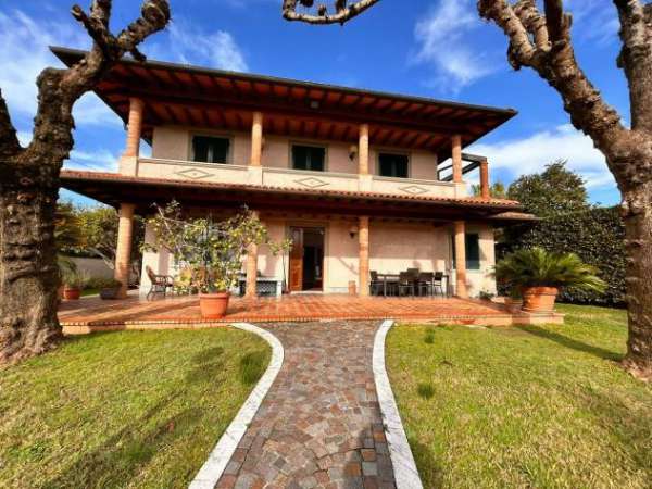 Foto Villa in vendita a Forte dei Marmi 330 mq  Rif: 1332995