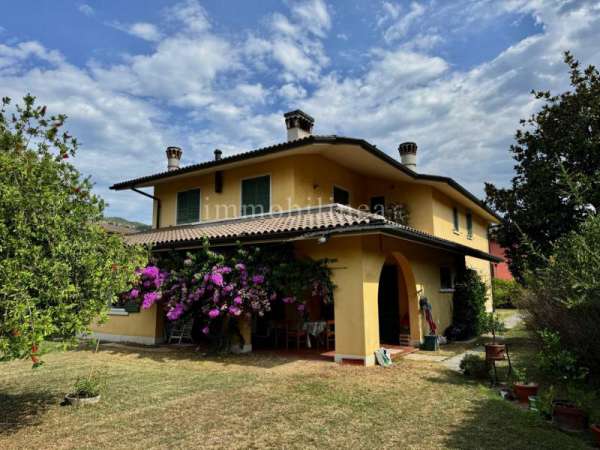 Foto Villa in Vendita a Garda Garda - Centro