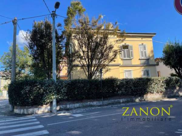 Foto Villa in vendita a Gorizia - 10 locali 430mq