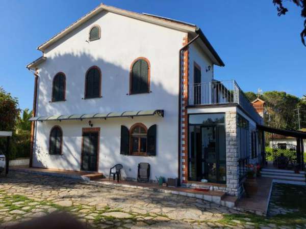 Foto Villa in vendita a Livorno 550 mq  Rif: 1059414