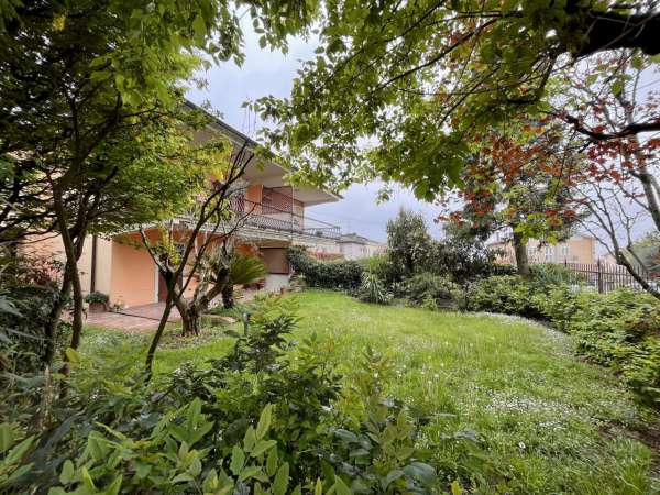 Foto Villa in vendita a Lonato