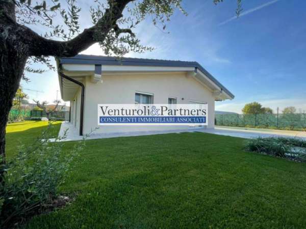 Foto Villa in Vendita a Lonato del Garda