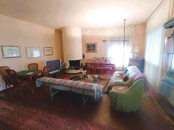 Foto Villa in vendita a Lunata - Capannori 300 mq  Rif: 1296464