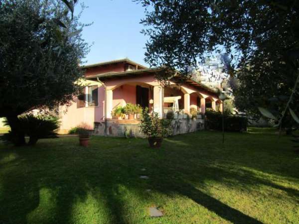 Foto Villa in vendita a Marina di Carrara - Carrara 420 mq  Rif: 1096563