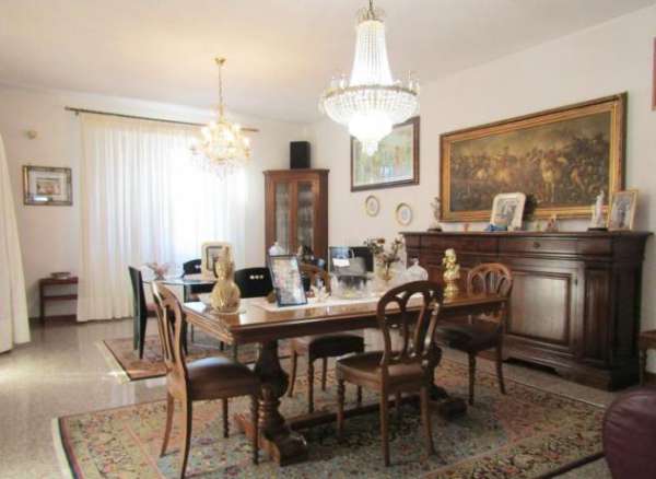 Foto Villa in vendita a Marina di Carrara - Carrara 420 mq  Rif: 1315101