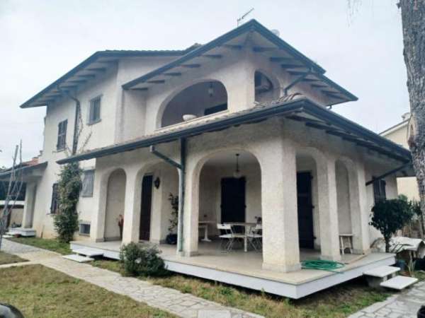 Foto Villa in vendita a Marina di Carrara - Carrara 480 mq  Rif: 1106884