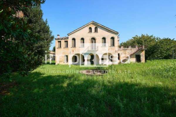 Foto Villa in vendita a Mogliano Veneto - 15 locali 500mq