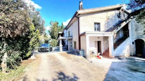 Foto Villa in vendita a Montesilvano - 9 locali 240mq