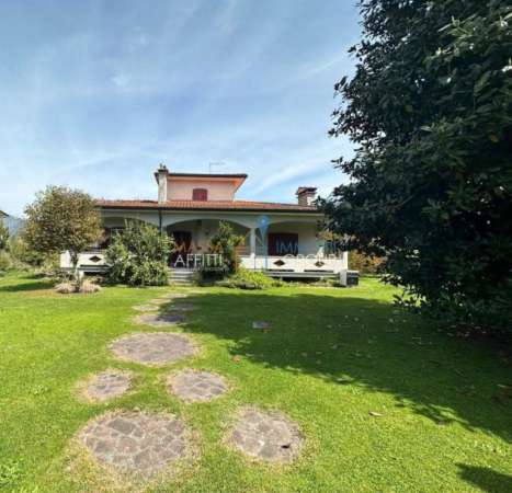 Foto Villa in vendita a Montignoso