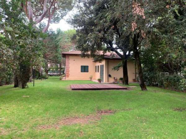 Foto Villa in vendita a Roma Imperiale - Forte dei Marmi 200 mq  Rif: 1179045