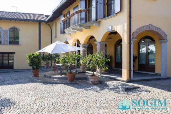 Foto Villa in vendita a San Fermo Della Battaglia - 32 locali 807mq