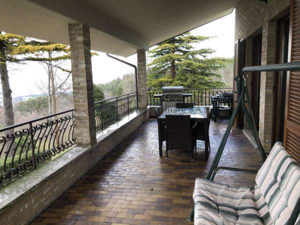 Foto VILLA in VENDITA a URBINO