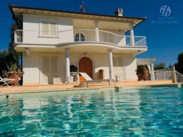 Foto Villa in vendita a Vaiana - Forte dei Marmi 220 mq  Rif: 1318311