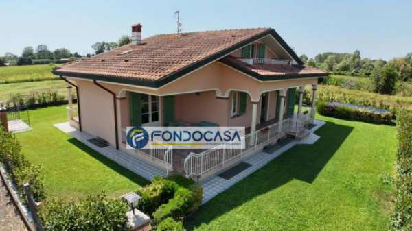Foto Villa in vendita a Viareggio - 7 locali 340mq