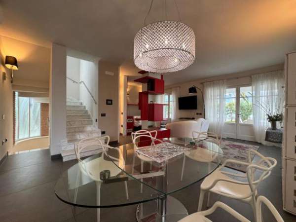 Foto Villa in vendita a Vittoria Apuana - Forte dei Marmi 240 mq  Rif: 1245524