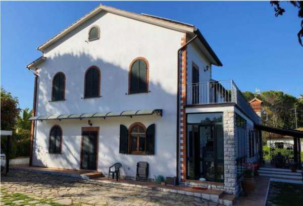 Foto Villa in Vendita in zona NUGOLA con giardino