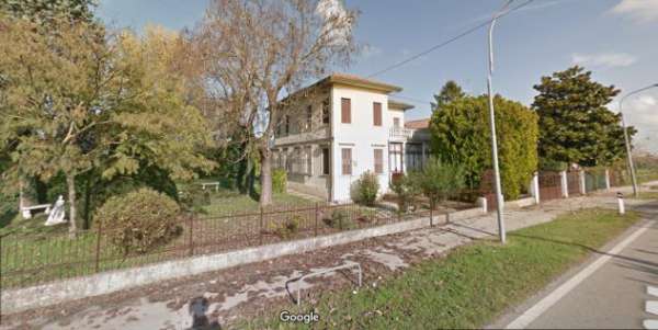 Foto Villa indipendente con grande parco