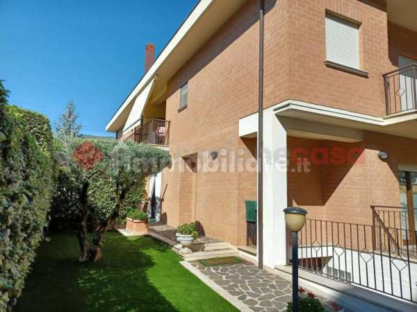 Foto Villa plurifamiliare in vendita a Avezzano