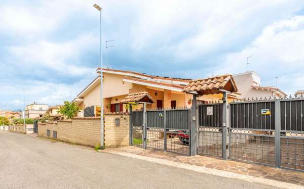 Foto Villa plurifamiliare in vendita a Roma