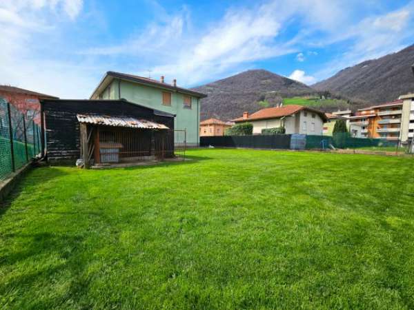 Foto Villa singola con ampio giardino pianeggiante