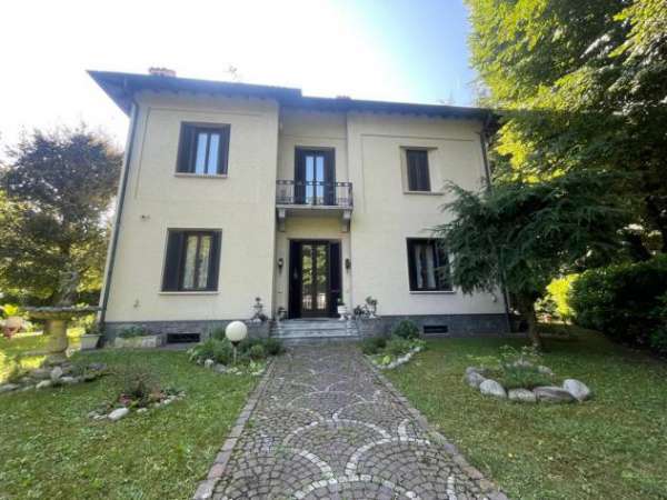 Foto VILLA STORICA NEL CUORE DELLA CITTA' GIARDINO MILANINO