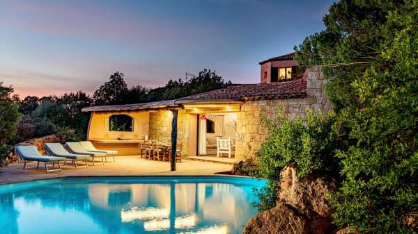 Foto Villa unifamiliare in vendita a Arzachena