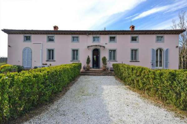Foto Villa unifamiliare in vendita a Capannori - 15 locali 615mq
