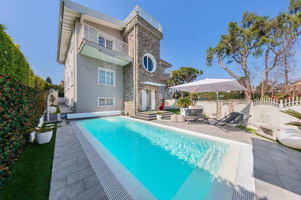 Foto Villa unifamiliare in vendita a Desenzano Del Garda