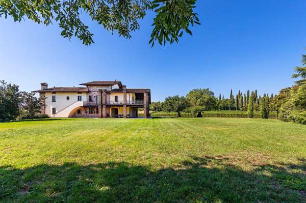 Foto Villa unifamiliare in vendita a Desenzano Del Garda