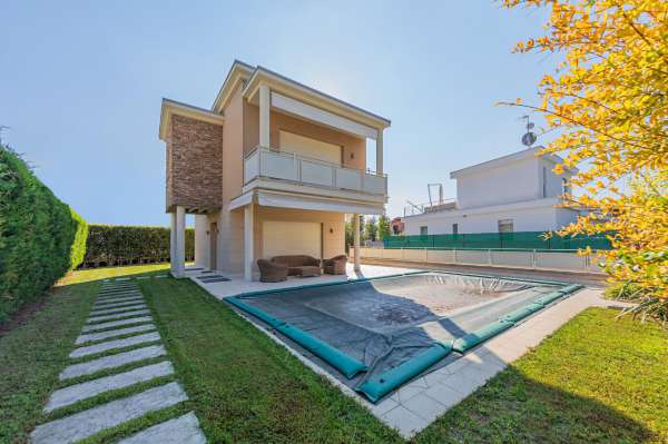 Foto Villa unifamiliare in vendita a Desenzano Del Garda