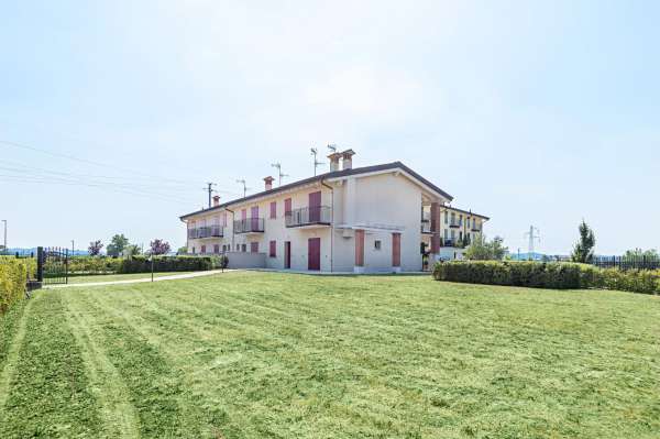 Foto Villa unifamiliare in vendita a Desenzano Del Garda