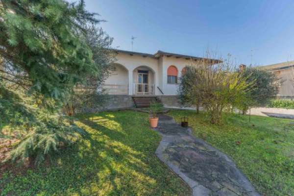 Foto Villa unifamiliare in vendita a Malalbergo - 8 locali 450mq