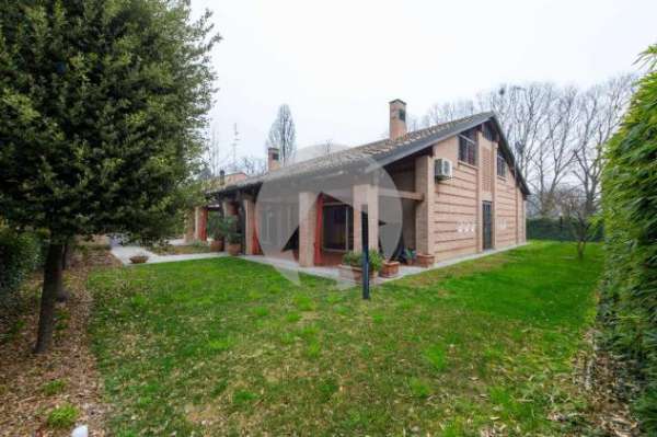 Foto Villa unifamiliare in vendita a Reggio Emilia - 10 locali 400mq