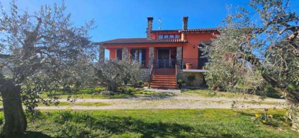 Foto Villa unifamiliare in vendita a Todi - 9 locali 560mq