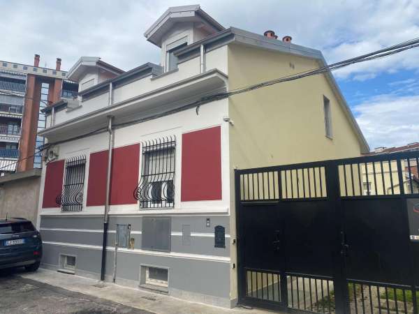 Foto Villa unifamiliare in vendita a Torino