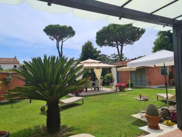 Foto Villetta a schiera angolare in vendita a Marina di Carrara - Carrara 180 mq  Rif: 1218543