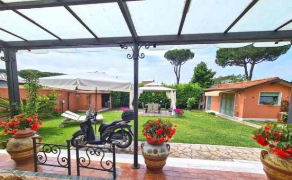 Foto Villetta a schiera angolare in vendita a Marina di Carrara - Carrara 180 mq  Rif: 1280132