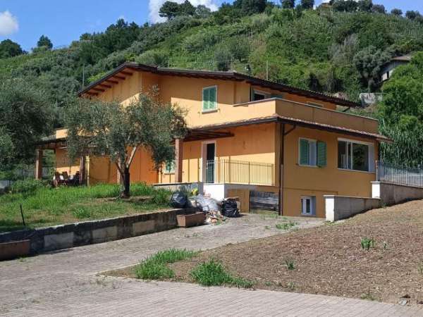 Foto Villetta bifamiliare in vendita a Carrara 200 mq  Rif: 1174025