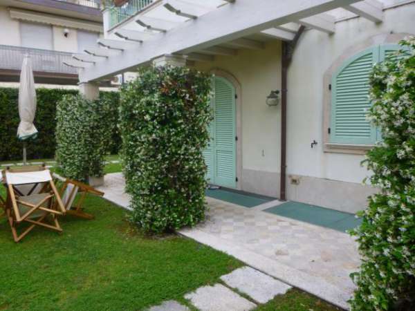 Foto Villetta bifamiliare in vendita a Forte dei Marmi 180 mq  Rif: 1069240
