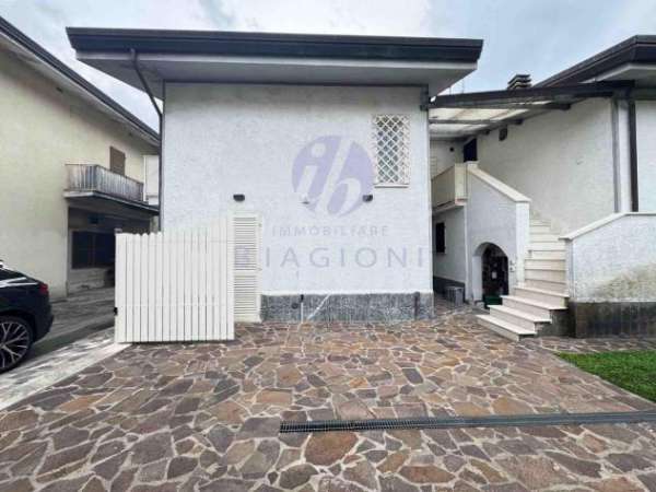 Foto Villetta bifamiliare in vendita a Vittoria Apuana - Forte dei Marmi 150 mq  Rif: 1313227
