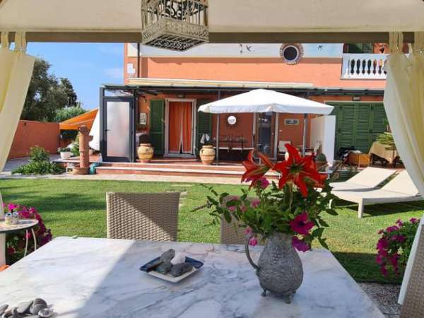 Foto Villetta quadrifamiliare in vendita a Marina di Carrara - Carrara 180 mq  Rif: 1273791