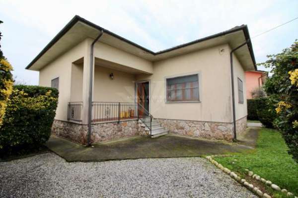 Foto VILLINO di 8 vani e di 120 mq (PIETRASANTA) rif. 026